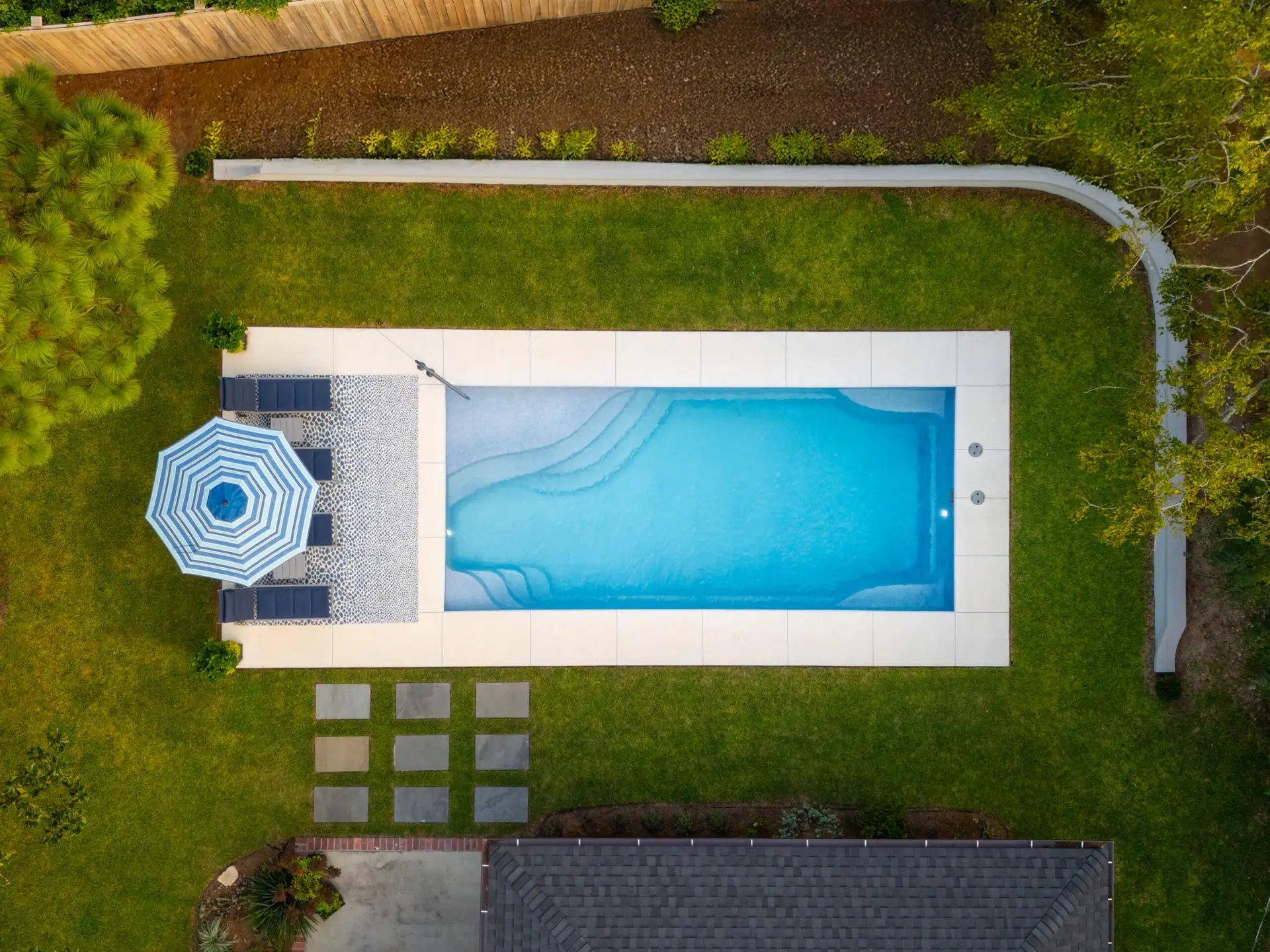 Compact pool with sun shelf — Heritage Pools project