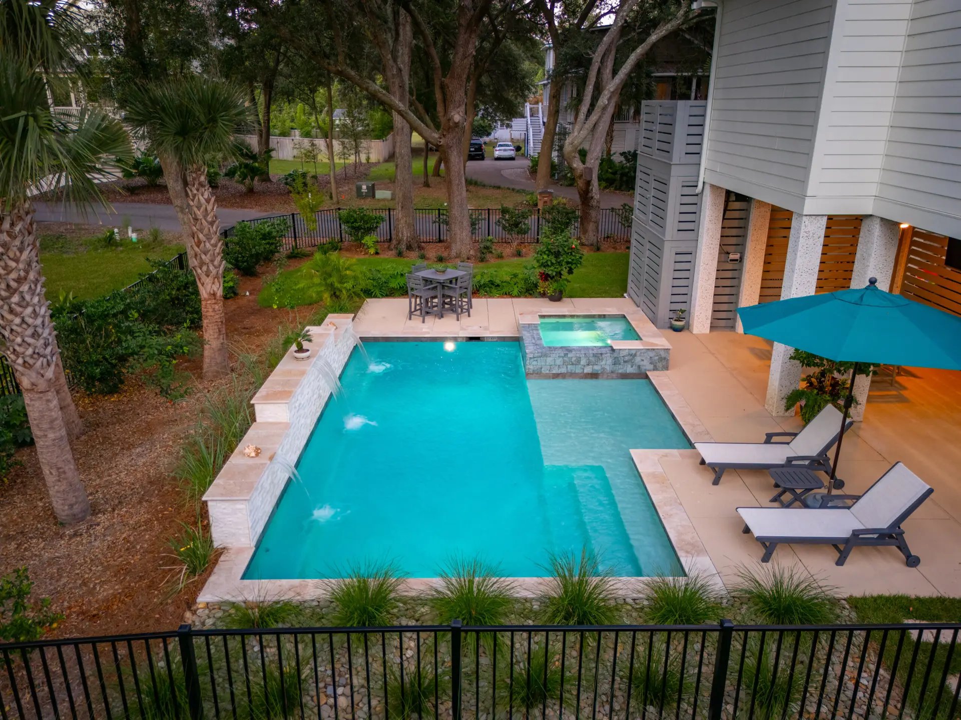 Pool and spa with sun shelf — Heritage Pools project